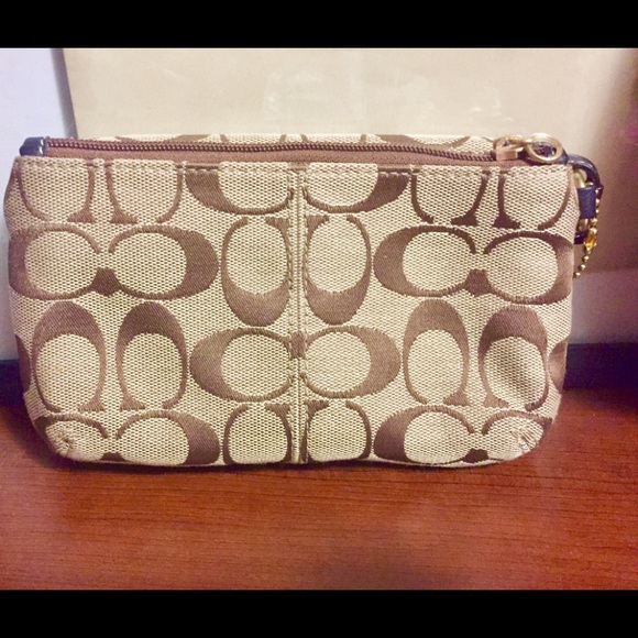 Coach classic logo clutch EUC - Picture 4 of 7